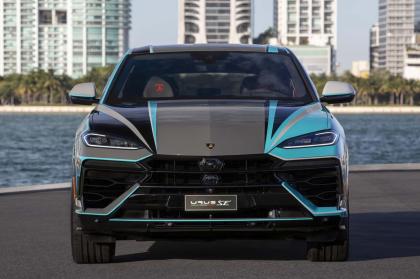 Πήρε 230 ώρες στην Lamborghini να βάψει αυτήν την Urus SE!